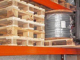 Europalette mit Kabeltrommel im Regal